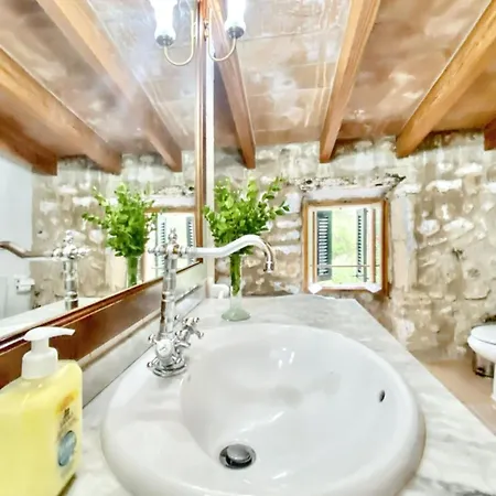 Spacious With Mountain View In *